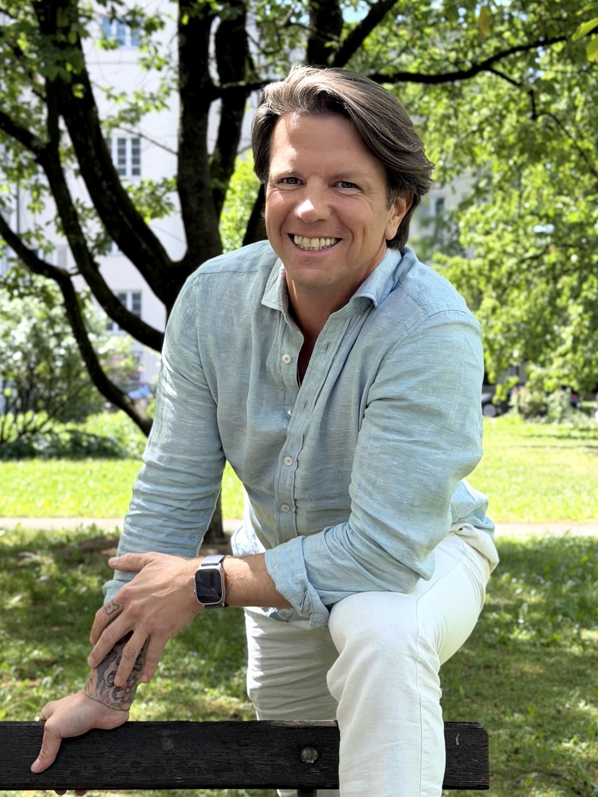 Dominik Strohmer im Park, natürliches Portrait